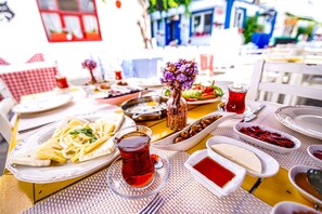 Free daily local cuisine breakfast - Achilles Otel (Bozcaada)