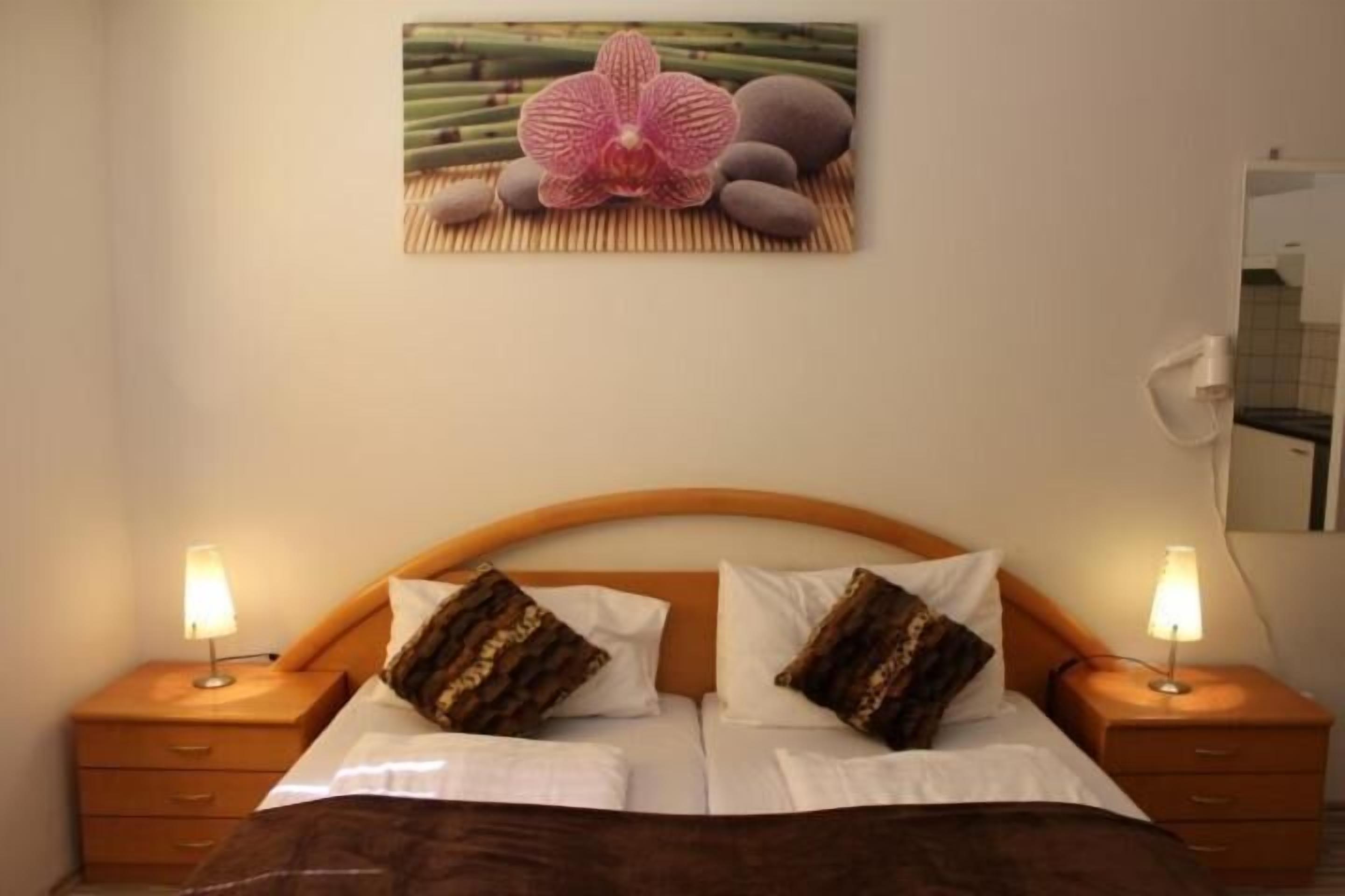 مكتب وستائر تعتيم ومكواة/لوح كي وواي فاي مجانًا