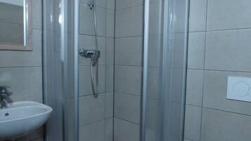 Dusche, Haartrockner, Seife, Toilettenpapier