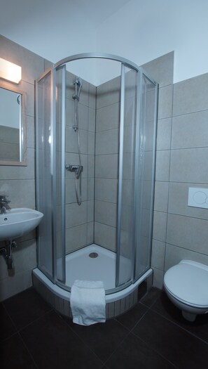 Douche, sèche-cheveux, savon, papier toilette