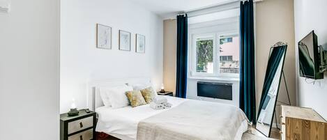 3 quartos, escrivaninha, ferros/tábuas de passar roupa, berço de viagem