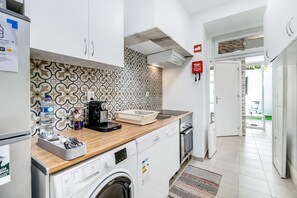 Fridge, microwave, oven, stovetop - Lisbon Charming Apartment III (Lisboa)
