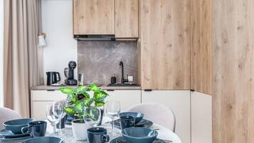 Fridge, microwave, stovetop, dishwasher