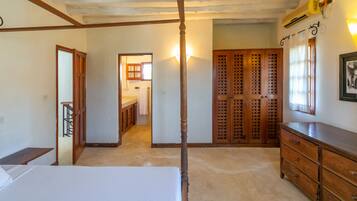 5 Schlafzimmer, individuell eingerichtet, Schreibtisch