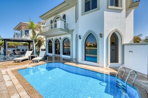 Outdoor pool - Maison Privee - Glamourous Beachfront Villa on The Palm w/ Pool (Dubai)