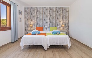 3 bedrooms, iron/ironing board, free WiFi, bed sheets