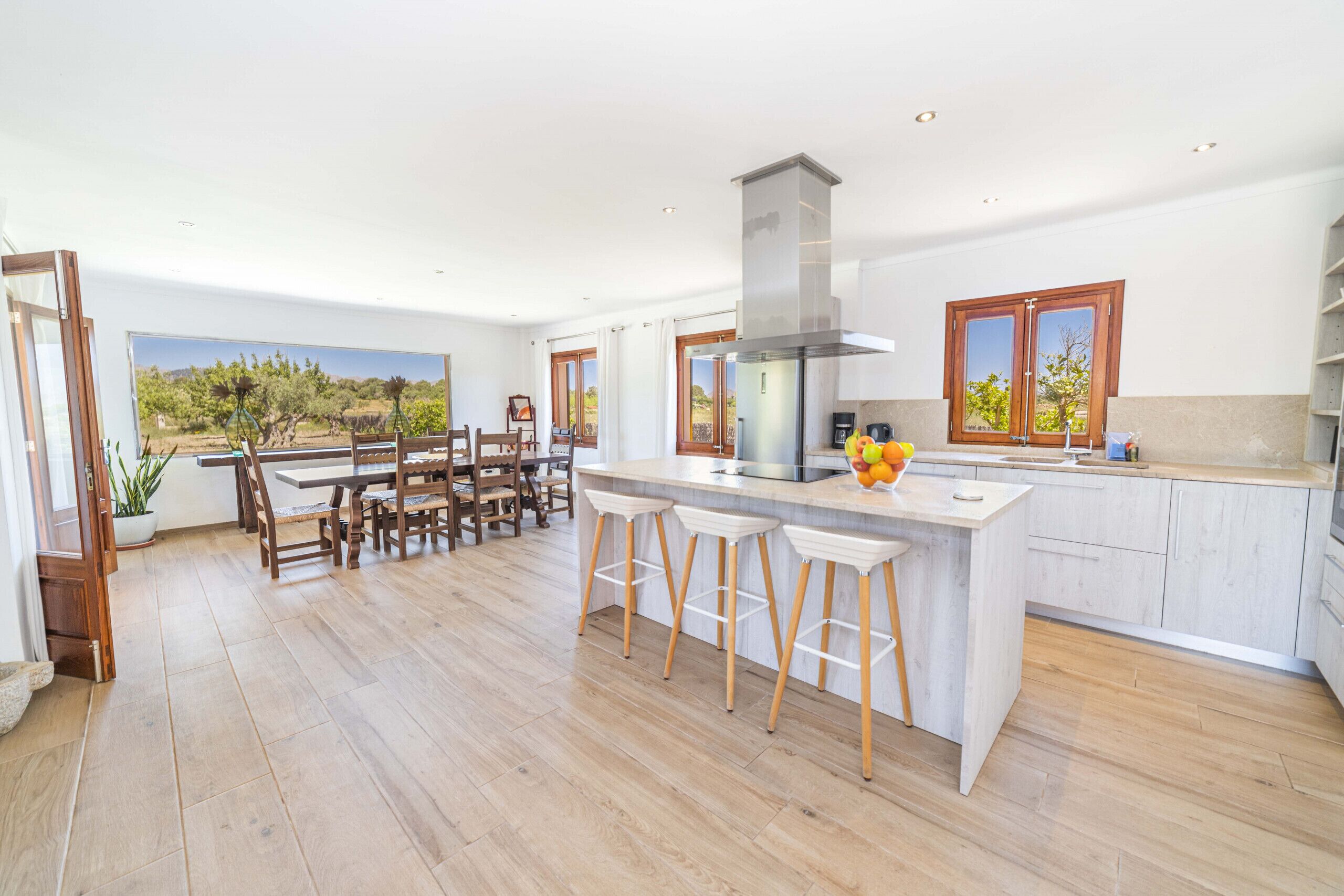 Kjøleskap, mikrobølgeovn, ovn og oppvaskmaskin