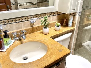 Regadera, secadora de cabello, toallas 