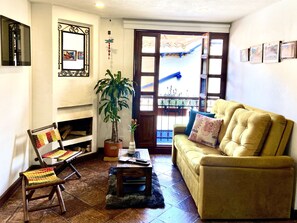 TV, caminetto, libri