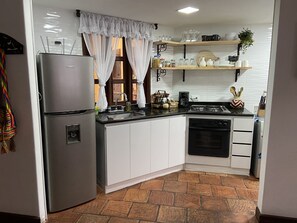 Fridge, microwave, oven, stovetop - Xia Xue Cosy Apartment La Candelaria 360 City View (Bogotá)