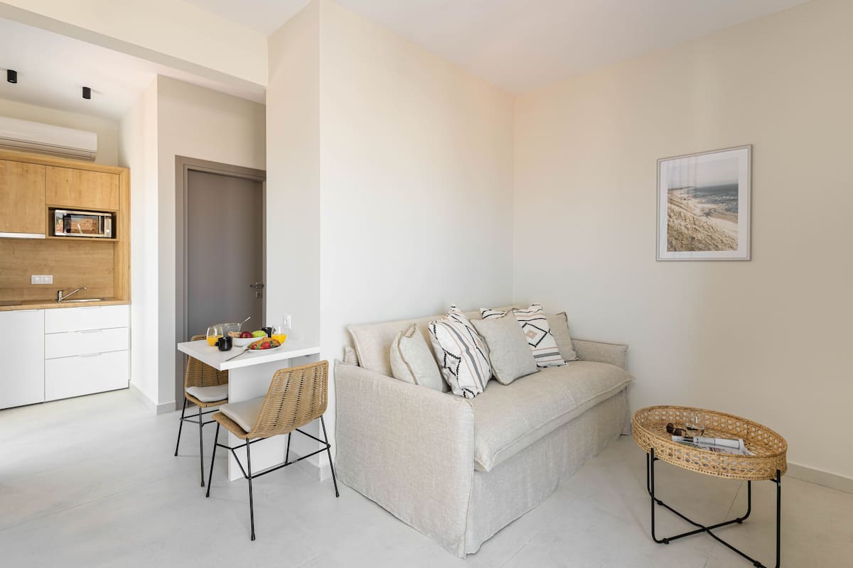1 habitación, tabla de planchar con plancha y cunas gratuitas
