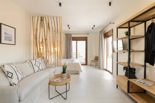 1 habitación, sistema de insonorización y tabla de planchar con plancha