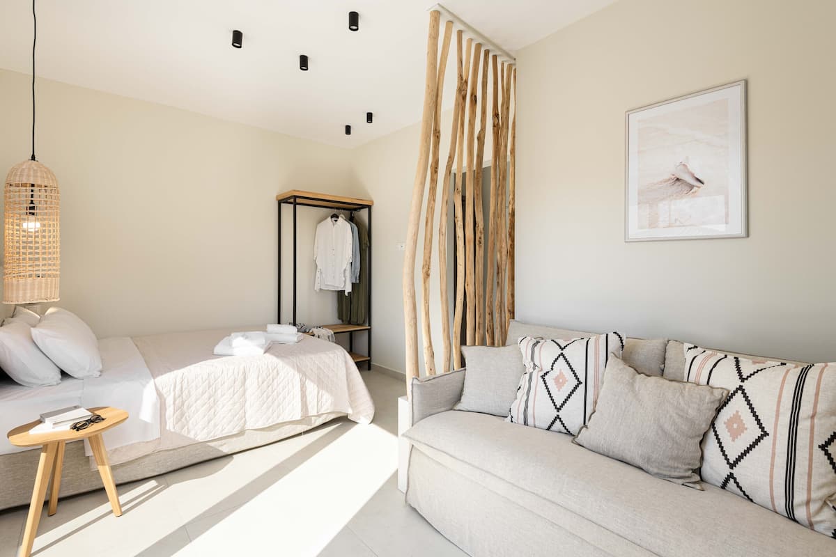 1 habitación, tabla de planchar con plancha y cunas gratuitas