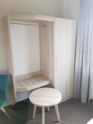 Twin Room, Private Bathroom (Matrose) | Room amenity - Boardinghouse am Borkumkai (Emden)