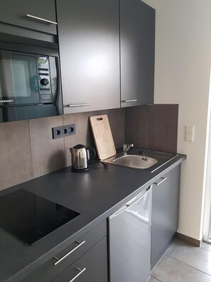 Twin Room, Private Bathroom (Matrose) | Private kitchen - Boardinghouse am Borkumkai (Emden)