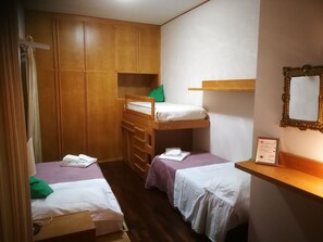 5 Schlafzimmer, Bügeleisen/Bügelbrett, kostenloses WLAN, Bettwäsche