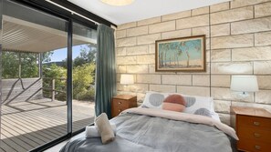 4 عدّة غرف نوم وخدمة الإنترنت وملاءات أسرّة