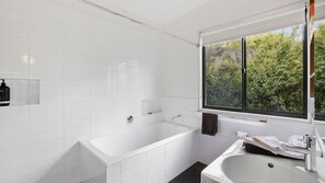 Shower - Moggs Magic, Moggs Creek (Moggs Creek)