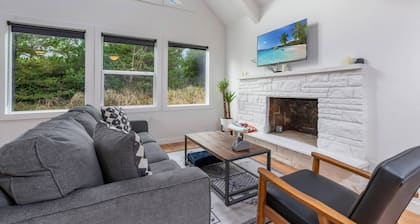 Cozy Chalet in Ocean Shores located within steps from the beach