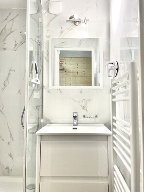 Baignoire, sèche-cheveux, papier toilette