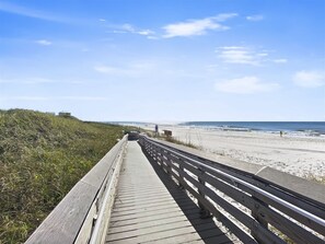 Una playa cerca, sillas reclinables de playa