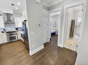 Kühlschrank, Mikrowelle, Ofen, Herdplatte