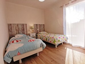 3 slaapkamers, een strijkplank/strijkijzer, reisbedje, gratis wifi