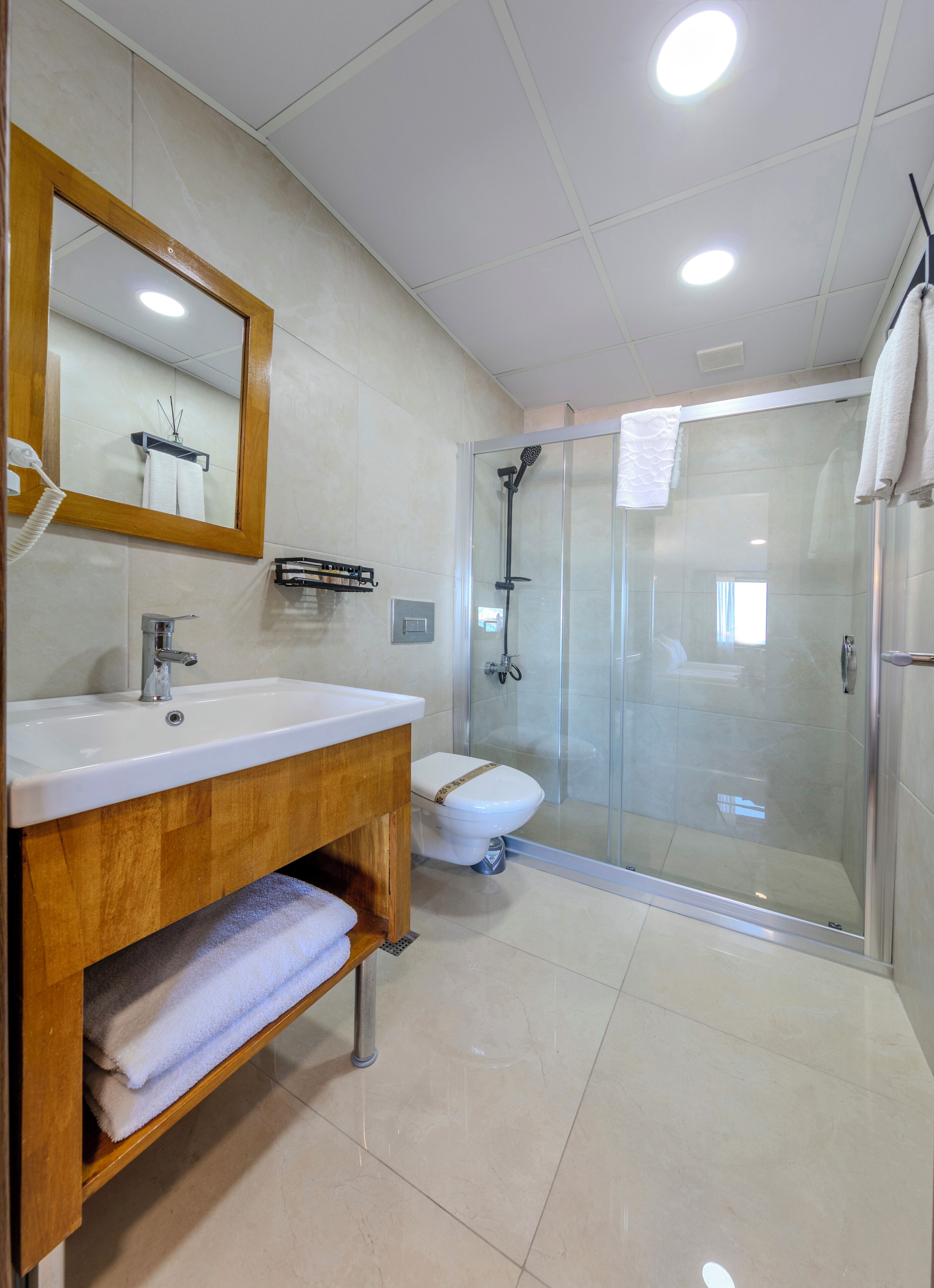 deluxe double or twin room with sea view | bathroom | shower, rainfall showerhead, free toiletries, hair dryer