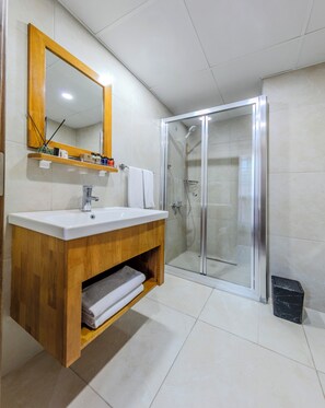 Standard Quadruple Room | Bathroom | Shower, rainfall showerhead, free toiletries, hair dryer - Sultan Hamit Hotel (Istanbul)