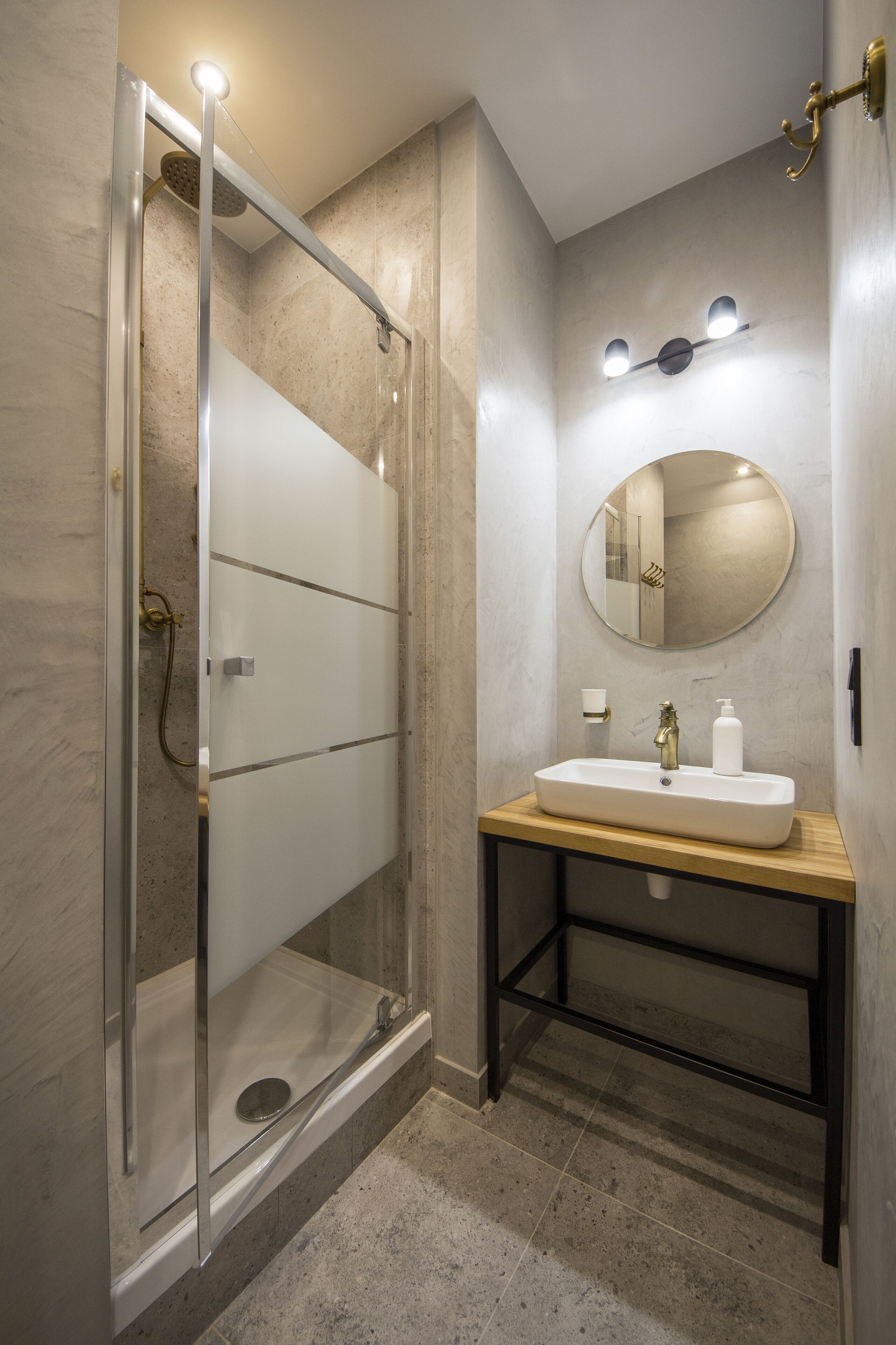 Signature Apartment | Bathroom | Shower, free toiletries, hair dryer, slippers