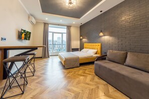 1 habitación, escritorio y espacio para trabajar con laptop 
