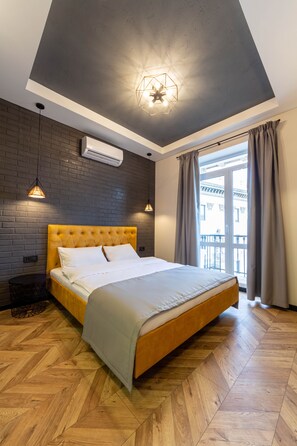 Deluxe Studio | Desk, laptop workspace, iron/ironing board, free WiFi - Idea Design Apart-Hotel Prorizna (Kyiv)