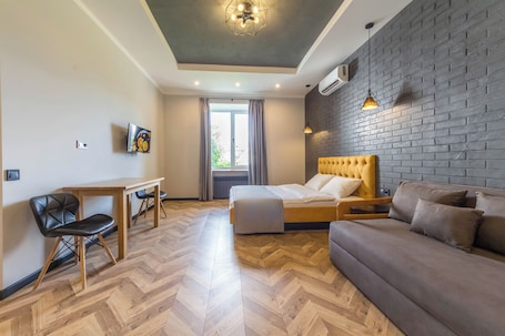 Business Room | 1 bedroom, desk, laptop workspace, iron/ironing board