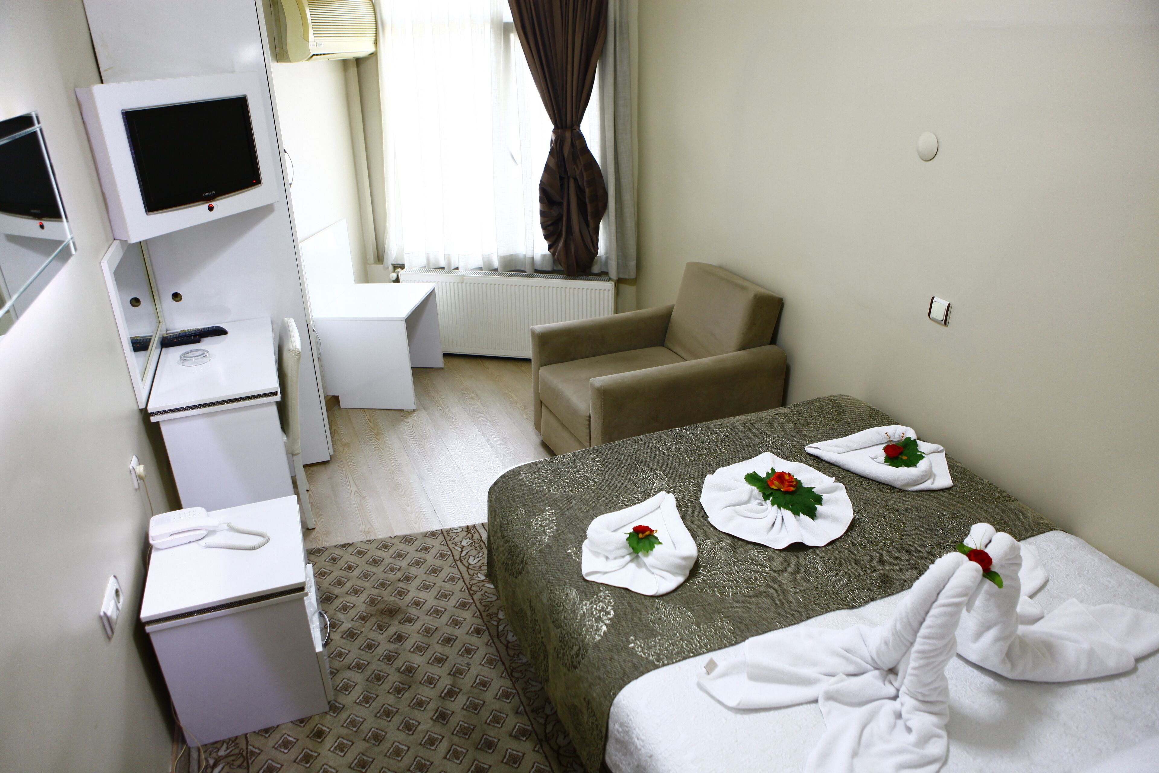 Basic Room | Desk, laptop workspace, bed sheets