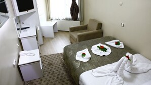 Habitación básica | Escritorio, espacio para trabajar con un portátil, ropa de cama