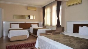 Habitación cuádruple familiar | Escritorio, espacio para trabajar con un portátil, ropa de cama