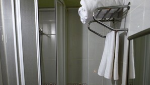 Ducha, zapatillas y toallas