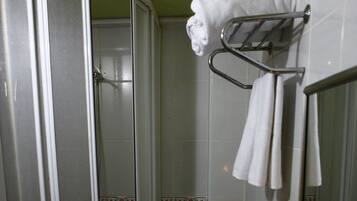 Douche, chaussons, serviettes fournies