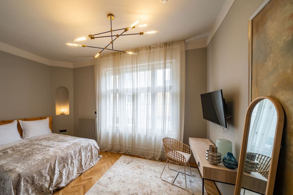Egyptian cotton sheets, premium bedding, desk, WiFi (free)