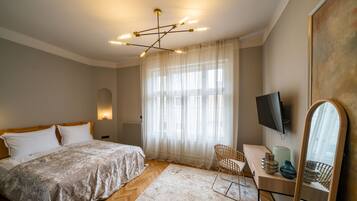 Egyptian cotton sheets, premium bedding, desk, free WiFi