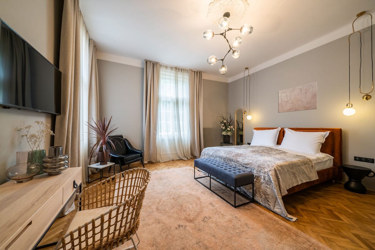 Executive Room | Egyptian cotton sheets, premium bedding, desk, WiFi (free)