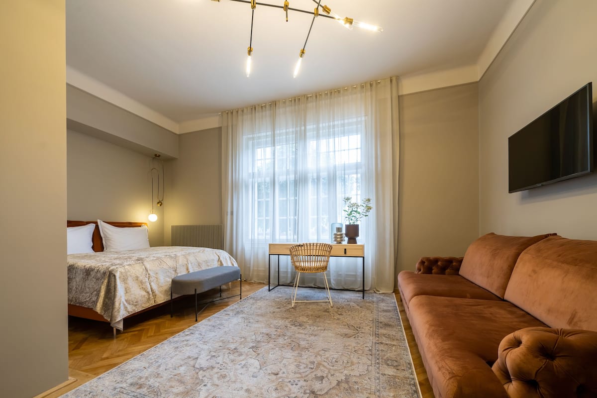 Deluxe kamer | Lakens van Egyptisch katoen, luxe beddengoed, een bureau, gratis wifi