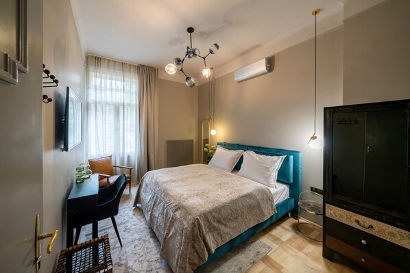 Standard Room | Egyptian cotton sheets, premium bedding, desk, free WiFi - Nest  (Gyor)