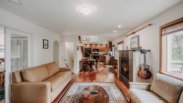 Cabin, 3 Bedrooms, Smoking, Balcony | Living room | Books