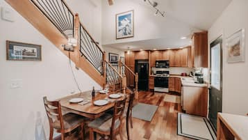 Cabin, 3 phòng ngủ, hút thuốc, ban công | Phòng ăn