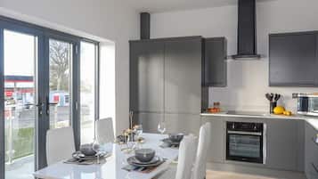 Cottage | Private kitchen | Fridge, dishwasher, electric kettle, toaster