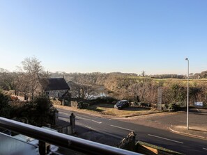 Cottage | Balcony - Bryn Min Manton Apartment (Caernarfon)