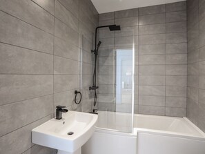 Cottage | Bathroom | Shower - Bryn Min Manton Apartment (Caernarfon)