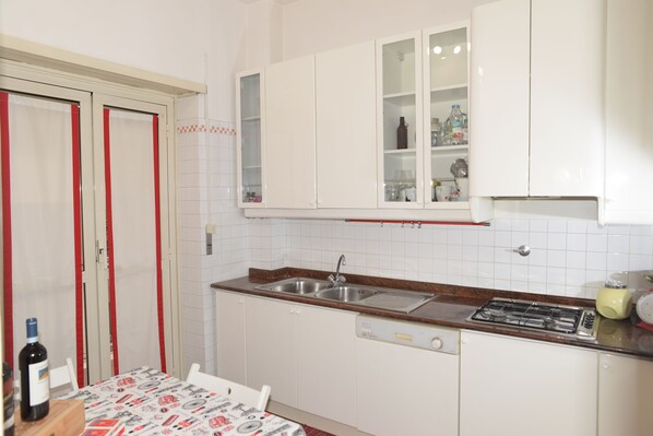 Unclassified image, 1 of 20, button - Room-single Room in Cozy and Comfortable (Rome)