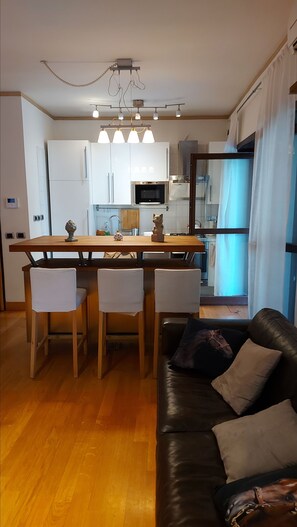 Apartment, 1 Bedroom, Accessible, Balcony | Dining